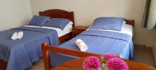 سرير أو أسرّة في غرفة في Hotel Rupa Rupa
