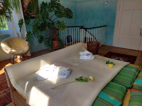 ein Zimmer mit einem Bett mit Handtüchern darauf in der Unterkunft Romantik-Villa LebensART in Reichenfels
