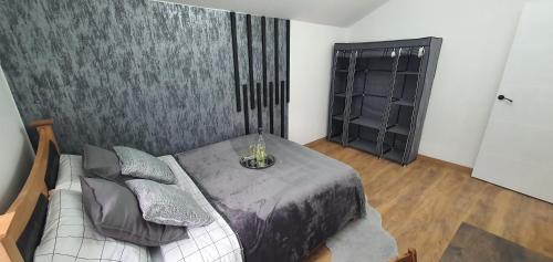 uma sala de estar com uma cama e um sofá em The Luxe Flat No 4, Mansfield, em Mansfield