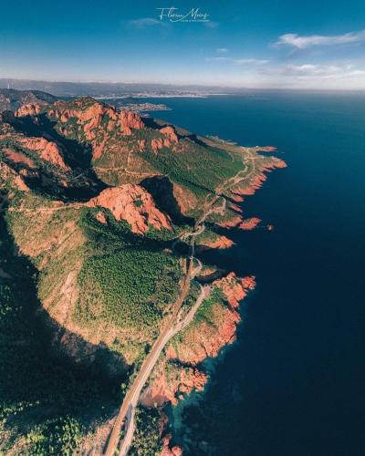 une vue aérienne sur une montagne avec une route sur celle-ci dans l'établissement Charmant 2 pièces à Port-Fréjus, à Fréjus