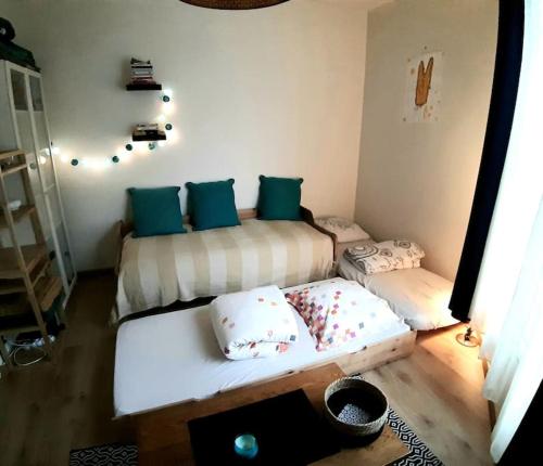 Cette chambre comprend 2 lits avec des oreillers. dans l'établissement Charmant petit studio tout équipé, à Pantin