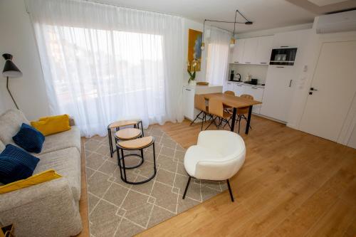 a living room with a couch and a table at Somptueux deux pièces vue mer + parking in Beausoleil