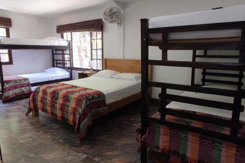 a bedroom with two bunk beds in a room at Ayenda Casa 12 in Santa Marta