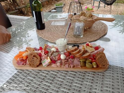 taca z jedzeniem na stole w obiekcie Gîte du roy w mieście Marais-Vernier