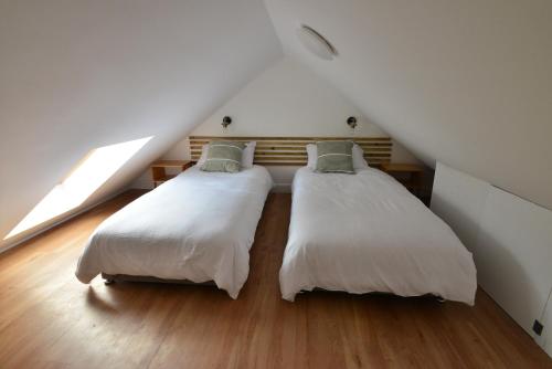 - 2 lits dans une chambre mansardée dans l'établissement Scottish countryside Bothy, à Arbroath