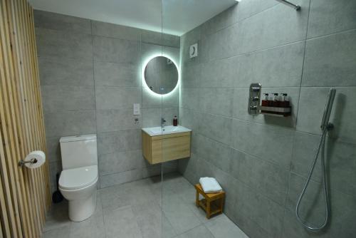 Un baño con ducha, inodoro y lavabo. en Scottish countryside Bothy, en Arbroath