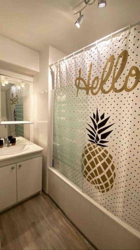 Et badeværelse på Superbe appartement, parking privatif et piscine