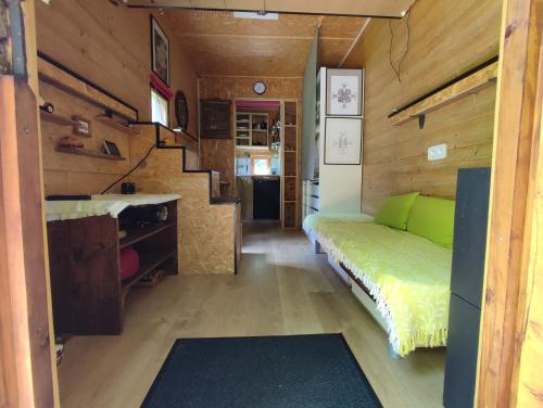 1 dormitorio con 1 cama y una escalera en una habitación en Tiny House Lapradelle-Puilaurens, en Puilaurens