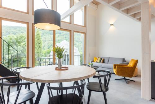 uma sala de jantar com mesa e cadeiras em Ferienhaus MOSELLODGE em Enkirch