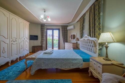 Säng eller sängar i ett rum på Villa Şehzade 8 kişilik