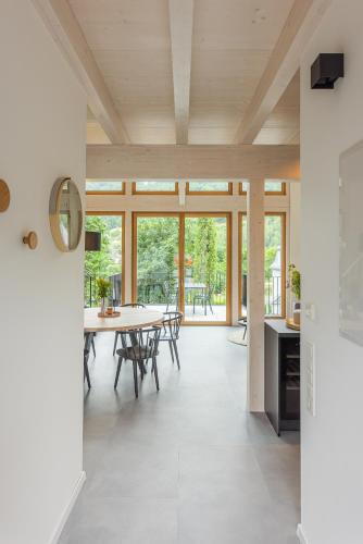 a kitchen and dining room with a table and chairs at Ferienhaus MOSELLODGE in Enkirch