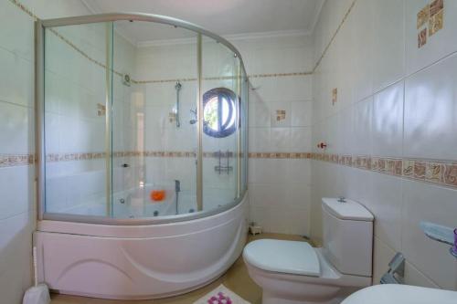 Ett badrum på Villa Şehzade 8 kişilik