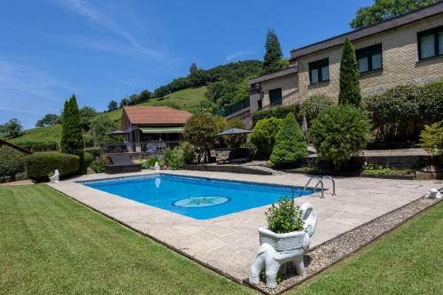 Bazén v ubytování Sarren Villa Pool nebo v jeho okolí