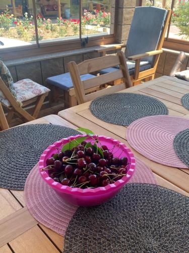 にあるTyana Garden Farm House Cappadociaのテーブルの上に座る桜の茶碗