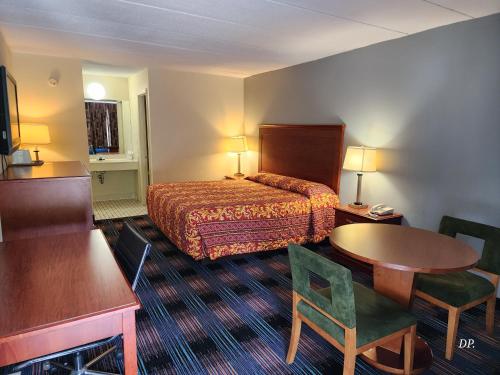 Ліжко або ліжка в номері Royal Inn Motel-Charlottesville