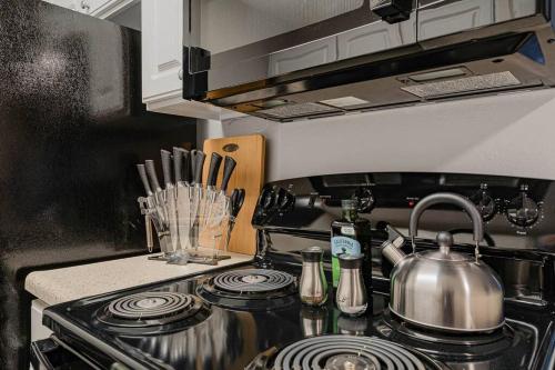 A cozinha ou cozinha compacta de King Beds 2- Smart TVs-Free Parking-Patio