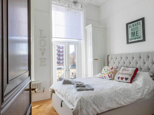 Un pat sau paturi într-o cameră la Walpole View - Balcony Apartment - Stunning Seafront Views -TV over bath -2mins beach