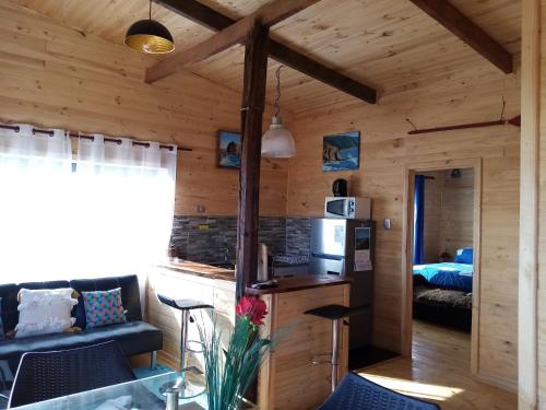 Cabaña de madera con cocina y sala de estar. en Cabaña Felipe Kaluf, en Constitución