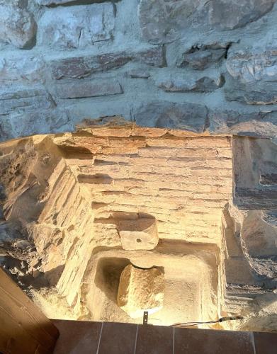 a stone room with an oven in a stone wall at Monolocale centro storico in Gubbio