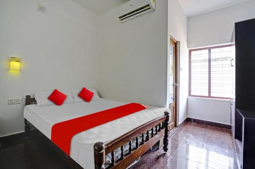Un pat sau paturi într-o cameră la OYO Flagship Palm Stay