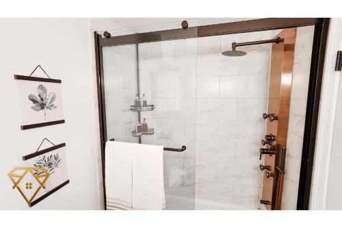 baño con ducha y puerta de cristal en Executive luxury for work or play in DC! en Washington