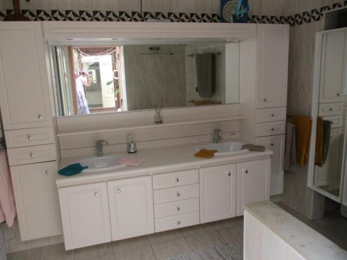 Baño con 2 lavabos y espejo en Residentie Kathy Westende, en Middelkerke