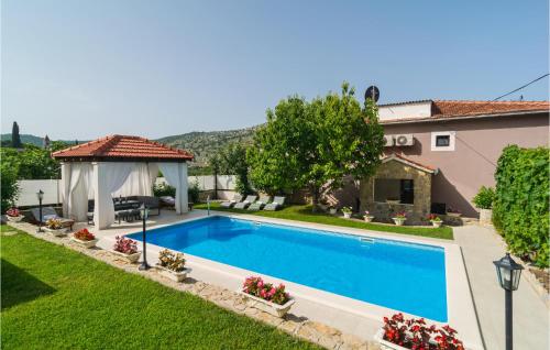 Three-Bedroom Apartment In Srinjine