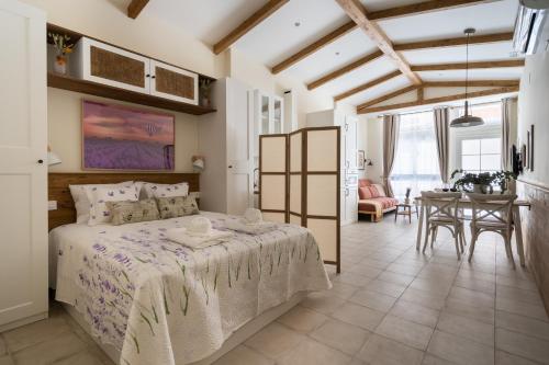 - une chambre avec un lit et une salle à manger dans l'établissement Apartamento Boutique estilo Provenzal, El Grao Valencia, à Valence