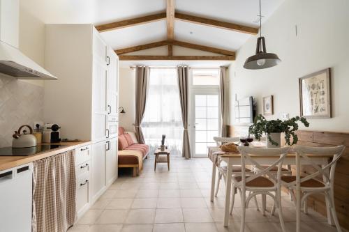 - une cuisine et une salle à manger avec une table et des chaises dans l'établissement Apartamento Boutique estilo Provenzal, El Grao Valencia, à Valence