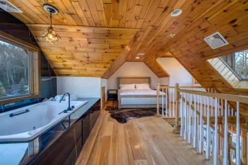 Postel nebo postele na pokoji v ubytování The Haüs Windham - Luxury Suites, Hot Tub, Mountain Views!