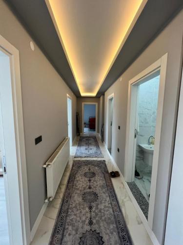 a hallway with a rug on the floor at Kaşüstü Vadi Konaklari in Yomra