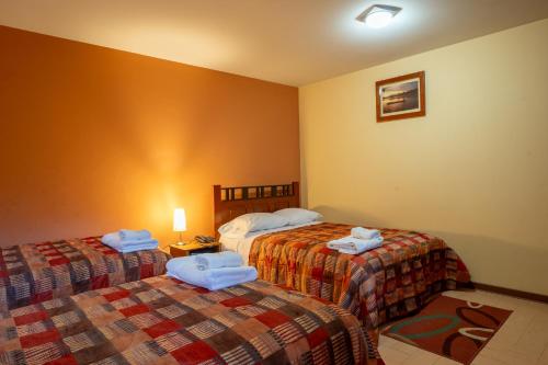 Dos camas en una habitación de hotel con toallas. en Posada del Arriero -Hotel, en Chachapoyas
