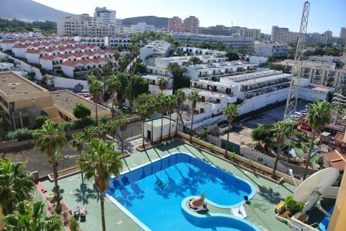 Vistas al mar de una piscina en una ciudad en The Best Holiday, en Playa de las Américas