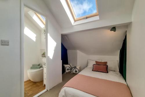 ein kleines Schlafzimmer mit einem Bett und einem Fenster in der Unterkunft The Bs Cycle, 4 Bedroom, 2 Bathroom, House in Harrogate Centre in Harrogate