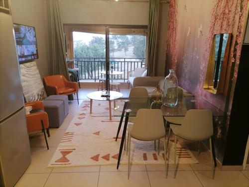 ein Wohnzimmer mit einem Glastisch und Stühlen in der Unterkunft An Exquisite home away from home! in Boksburg