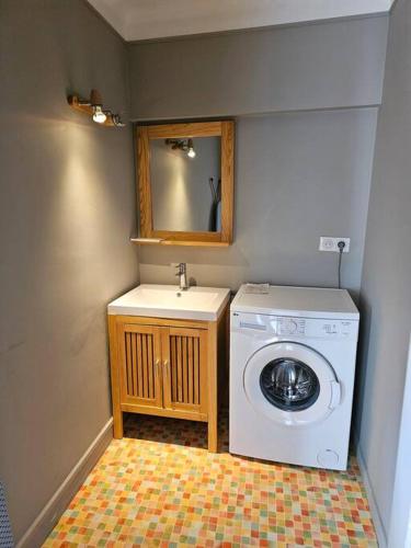 a laundry room with a washing machine and a mirror at Appartement La Roche-Bernard - 60m² plein centre in La Roche-Bernard