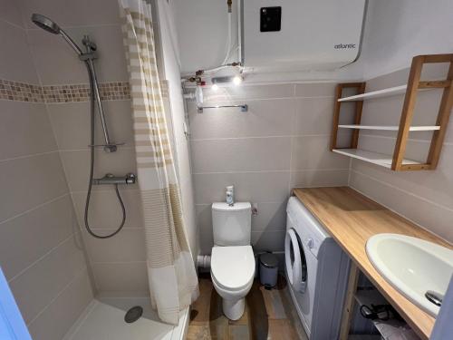 une salle de bain avec toilettes, douche et lavabo dans l'établissement Azur, au Barcarès
