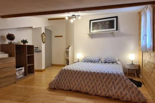 une chambre avec un lit avec deux oreillers dessus dans l'établissement Le Bon appart, à Marlens