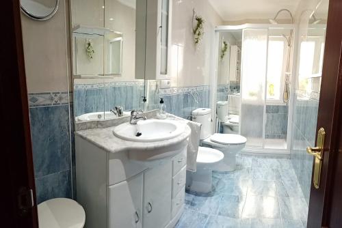 Ένα μπάνιο στο R Y M 1950 Apartamento