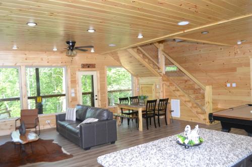 Ruang duduk di Counting Stars Luxury Cabin!