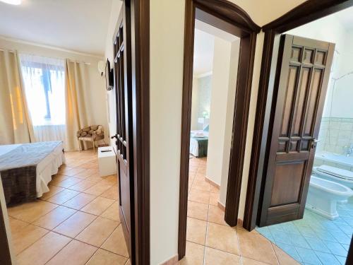 Habitación con una puerta que conduce a un baño en Casa Aieddu en Terrasini