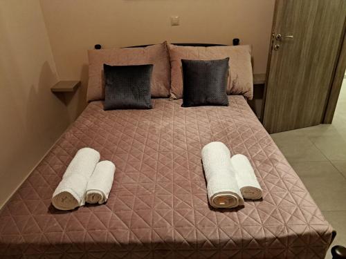 A bed or beds in a room at Déjà Blue