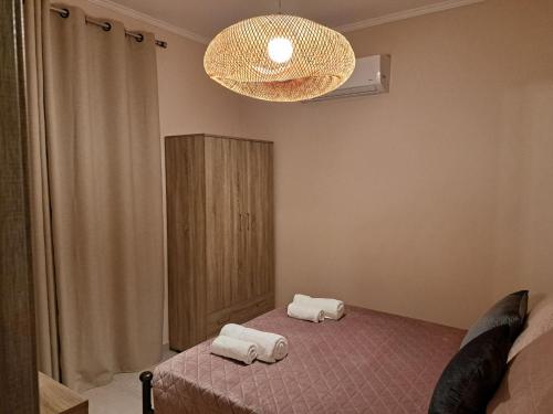 ein Schlafzimmer mit einem Bett mit zwei Handtüchern darauf in der Unterkunft Déjà Blue in Archangelos