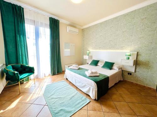 1 dormitorio con 1 cama y 1 silla en Casa Aieddu en Terrasini Favarotta