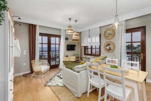 Posezení v ubytování Azure Breeze - Coastal Chic Getaway by the Sea
