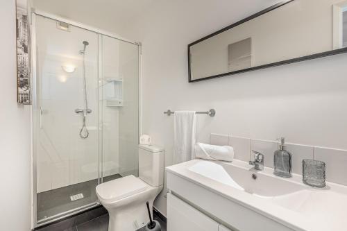 een badkamer met een toilet, een wastafel en een douche bij Villa das Furnas in Funchal