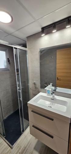 a bathroom with a sink and a shower at A pie de playa in Torrevieja