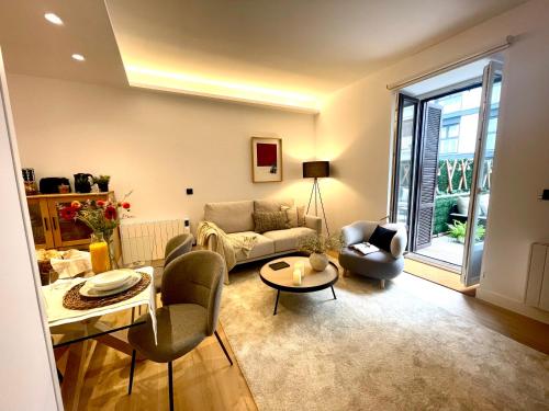 a living room with a couch and chairs and a table at APARTAMENTO MENTURA Centro de San Sebastian Parking FREE in Donostia-San Sebastián
