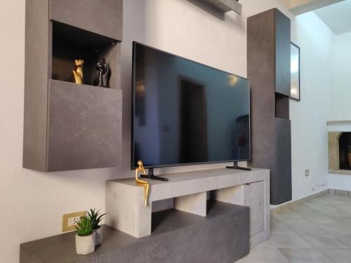 uma sala de estar com uma grande televisão na parede em [Funtana Meiga - Marina Breeze] 50mt from sea em Funtana Meiga