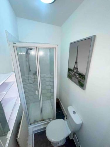 La salle de bains est pourvue de toilettes et d'une photo de la tour Eiffel. dans l'établissement Great location studio apartment with Smart TV and workspace, à Londres